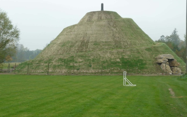 Wzmocnione ziemne ciało z wewnętrzną sztuczną jaskinią koło Ołomuńca
