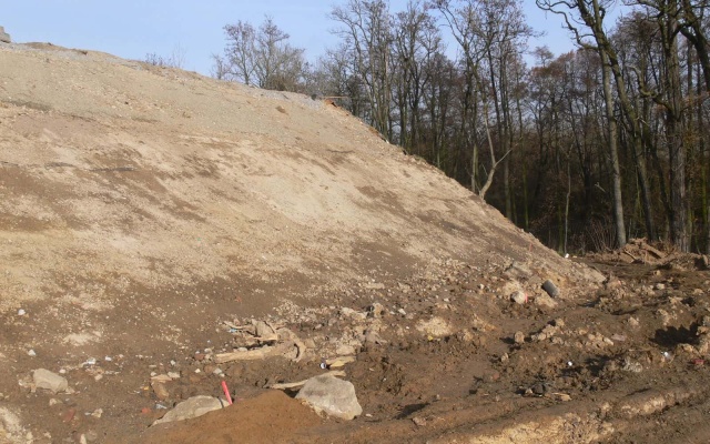 Rozszerzenie nasypu drogi dojazdowej na przedmieściach Vyškova