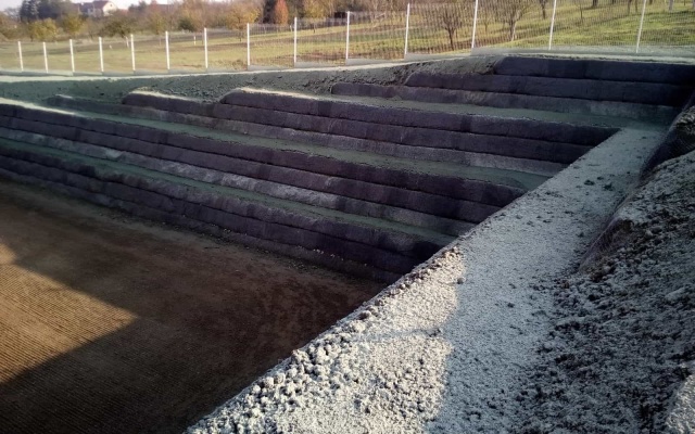 Sanacja muru oporowego na boisku piłkarskim w Dolním Němčí