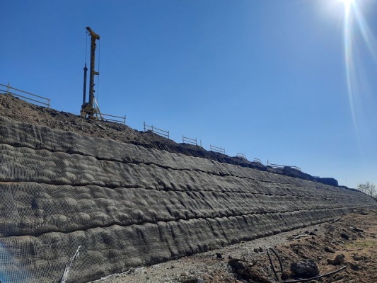 Strome zbocze na granicy działki – centrum technologiczne Švédské šance