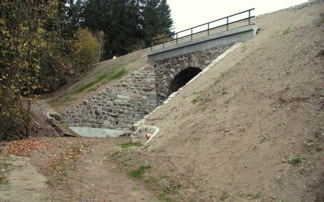 Ochrona przeciwerozyjna skrzydeł mostu kolejowego w miejscowości Urbaneč