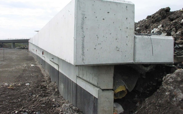 Mur oporowy z wielkoformatowych paneli na autostradzie D47 w Ostrawie (rampa 8 węzła Rudná)