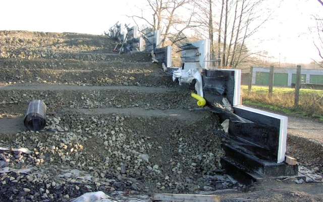 Mur oporowy z wielkoformatowych paneli w Ostrawie (przy Zeleninie)