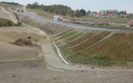 Wzmocniony nasyp warstwowy na drodze II/236 w Lánech