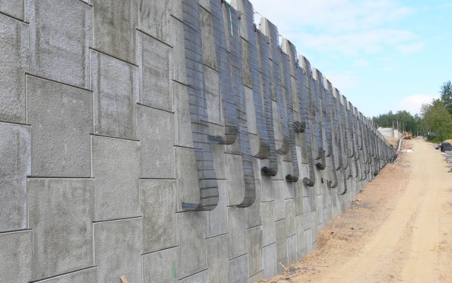 Mur oporowy z wielkoformatowych paneli na obejściu drogi I/7 Chomutov – Křimov