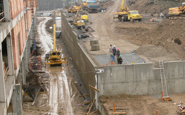 Mur oporowy na terenie centrum handlowego w Igławie