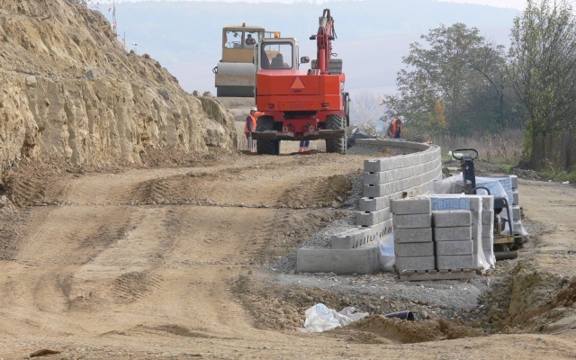 Mury oporowe w systemie Tensartech TW1 i zbrojone strome skarpy w Bučovicach