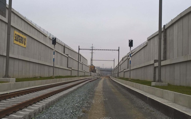 Budowa wzmocnionych murów oporowych w ramach modernizacji linii kolejowej Rokycany–Pilzno