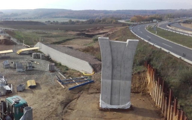 Wzmocniony mur oporowy przy przyczółku mostu na autostradzie D1 na odcinku Budimír – Bidovce