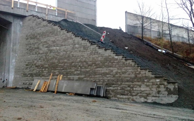 Modernizacja autostrady D1, odcinek 04, Ostředek – Šternov, wzmocnione skrzydła mostu