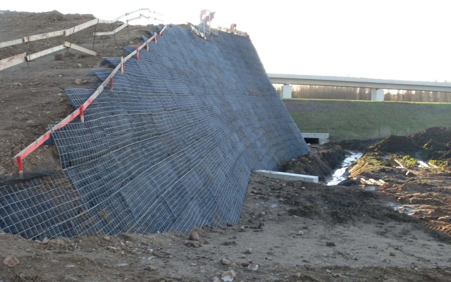 Ochronny wał ziemny z gruntu zbrojonego niedaleko Března koło Chomutova