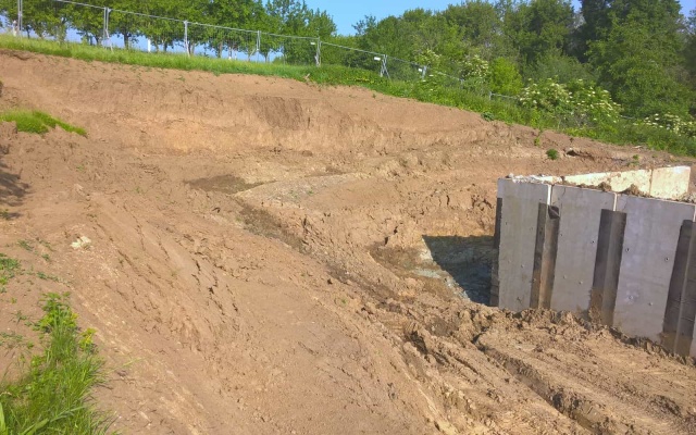 Sanacja muru oporowego na boisku piłkarskim w Dolním Němčí
