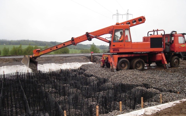 Posadowienie nowo budowanego nasypu modernizowanej drogi II/405 Příseka–Brtnice