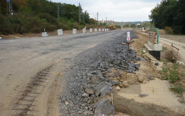 Odvodnienie korpusu nasypu przebudowanej drogi w Roztokach koło Pragi