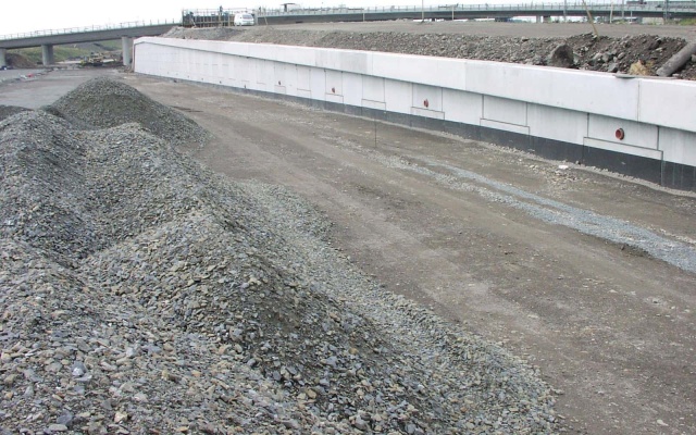 Mur oporowy z wielkoformatowych paneli na autostradzie D47 w Ostrawie (rampa 8 węzła Rudná)