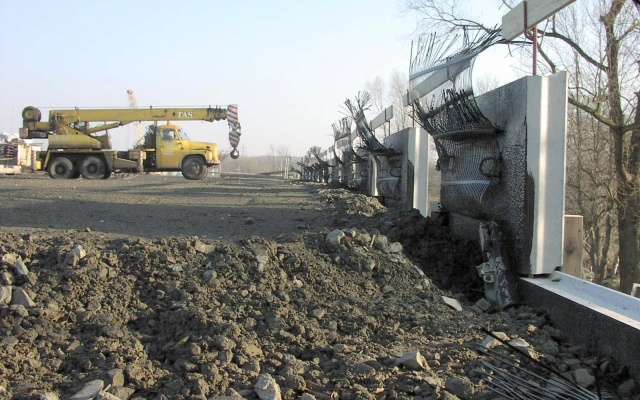 Mur oporowy z wielkoformatowych paneli w Ostrawie (przy Zeleninie)