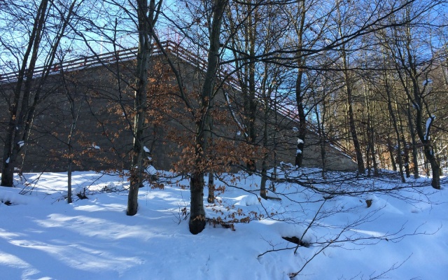 Mur oporowy wyrównujący stromy teren stacji kolei linowej na stoku w Klínych