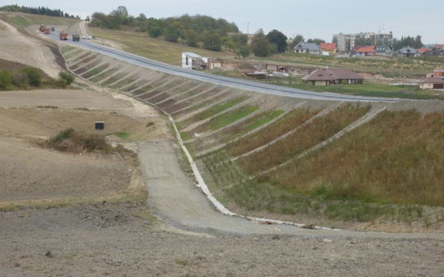 Wzmocniony nasyp warstwowy na drodze II/236 w Lánech