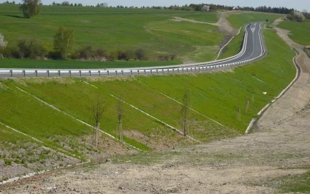 Wzmocniony nasyp warstwowy na drodze II/236 w Lánech