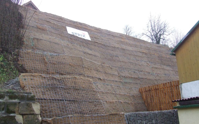 Sanacja osuwiska nad domem w miejscowości Dub