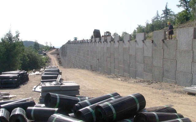 Mur oporowy z wielkoformatowych paneli na obejściu drogi I/7 Chomutov – Křimov