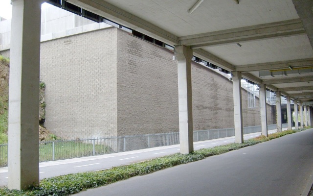 Mur oporowy na terenie centrum handlowego w Igławie