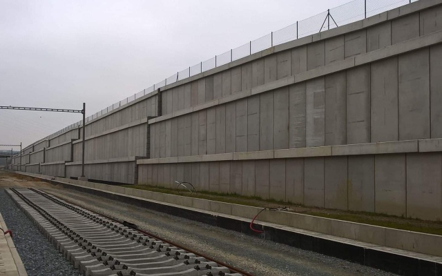 Budowa wzmocnionych murów oporowych w ramach modernizacji linii kolejowej Rokycany–Pilzno