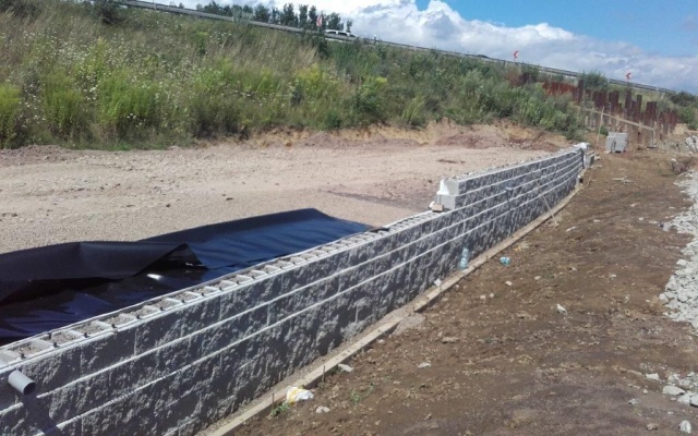 Wzmocniony mur oporowy przy przyczółku mostu na autostradzie D1 na odcinku Budimír – Bidovce