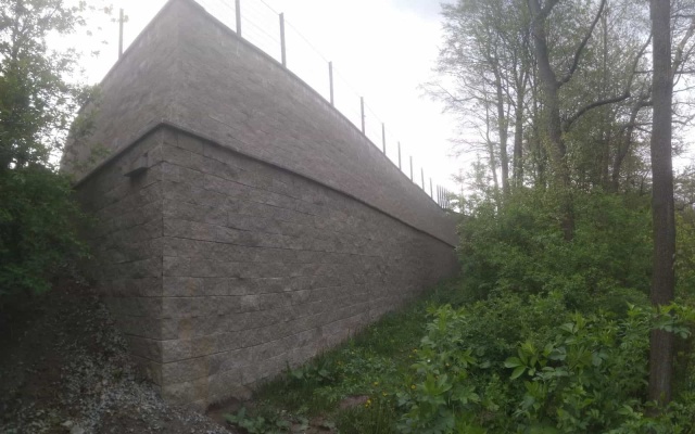 Žďár nad Sázavou, nowa budowa domu jednorodzinnego, ściana oporowa z gruntu zbrojonego