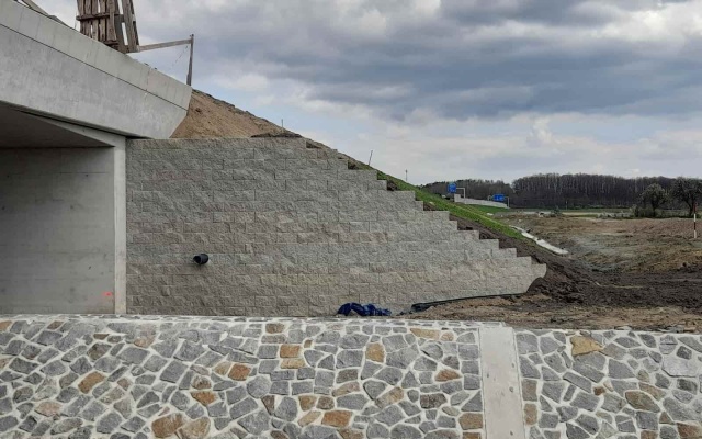 Wzmocnione skrzydła mostu na autostradzie D35, Časy – Ostrov