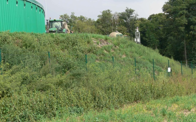 Rozszerzenie nasypu drogi dojazdowej na przedmieściach Vyškova