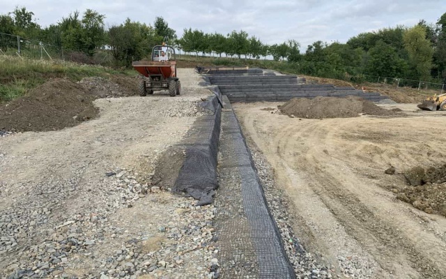 Sanacja muru oporowego na boisku piłkarskim w Dolním Němčí