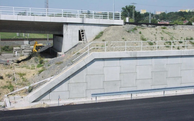 Mur oporowy z wielkoformatowych paneli na autostradzie D47 w Ostrawie (rampa 8 węzła Rudná)