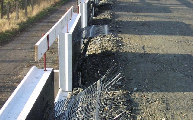 Mur oporowy z wielkoformatowych paneli w Ostrawie (przy Zeleninie)