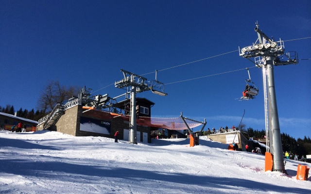 Mur oporowy wyrównujący stromy teren stacji kolei linowej na stoku w Klínych