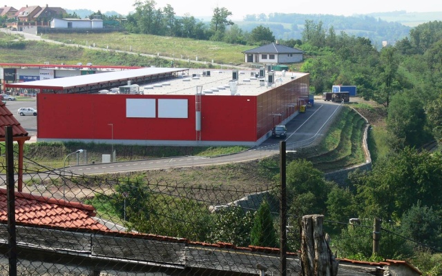 Ściana oporowa z okładziną z kamienia naturalnego w Ivančicach