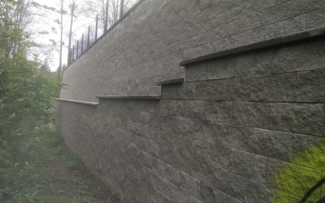 Žďár nad Sázavou, nowa budowa domu jednorodzinnego, ściana oporowa z gruntu zbrojonego