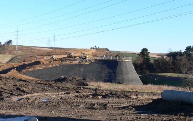 Ochronny wał ziemny z gruntu zbrojonego niedaleko Března koło Chomutova