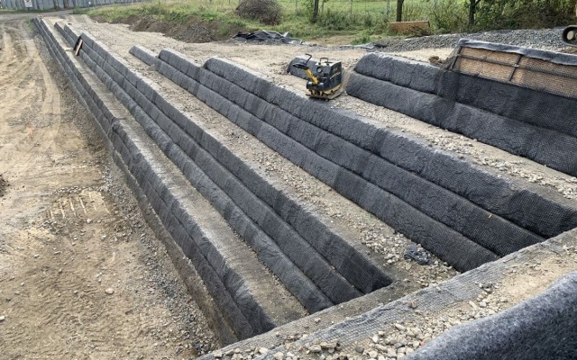 Sanacja muru oporowego na boisku piłkarskim w Dolním Němčí