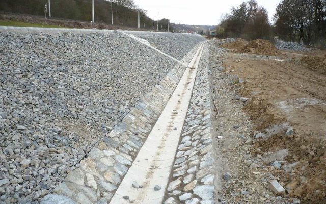 Odvodnienie korpusu nasypu przebudowanej drogi w Roztokach koło Pragi