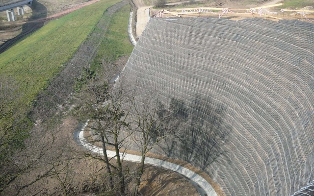 Ochronny wał ziemny z gruntu zbrojonego niedaleko Března koło Chomutova