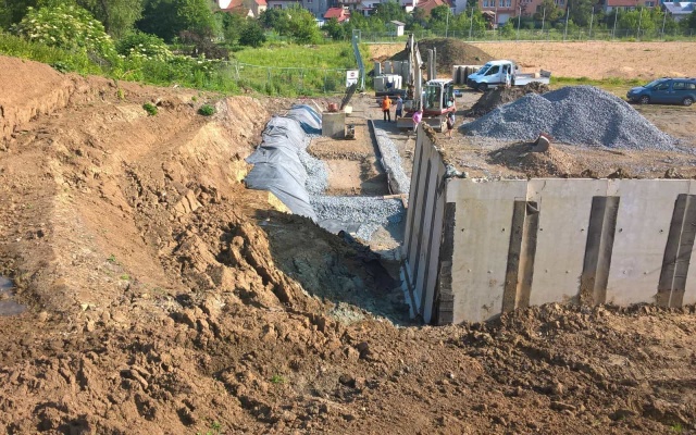 Sanacja muru oporowego na boisku piłkarskim w Dolním Němčí
