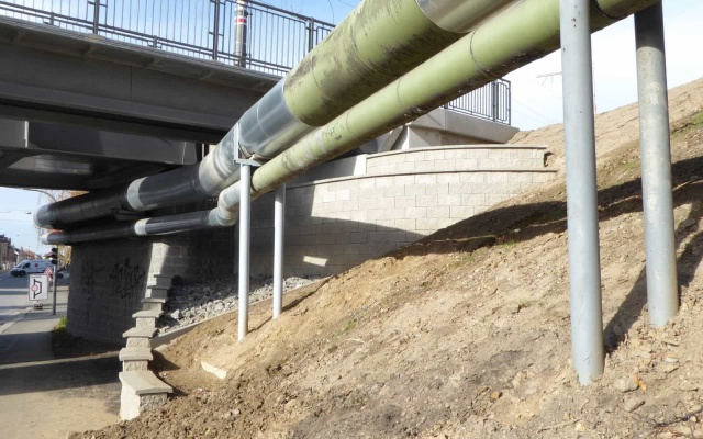 Ściana oporowa kładki nad linią kolejową Tábor – Bechyně