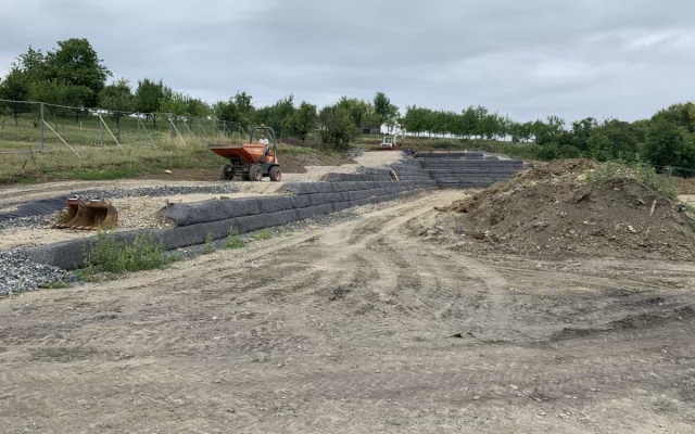 Sanacja muru oporowego na boisku piłkarskim w Dolním Němčí