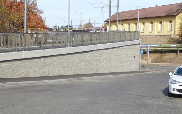 Ściana oporowa kładki nad linią kolejową Tábor – Bechyně