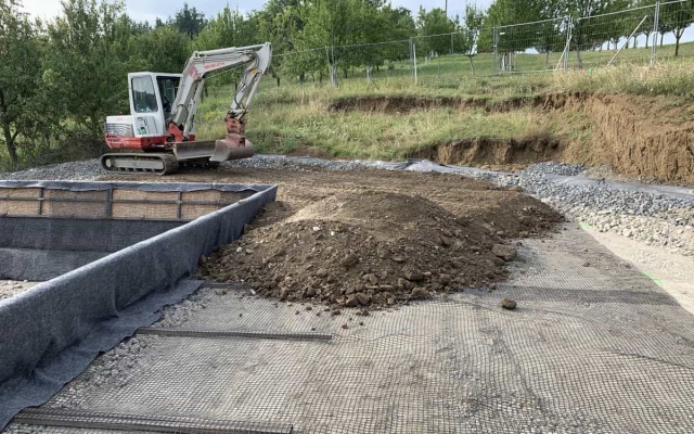 Sanacja muru oporowego na boisku piłkarskim w Dolním Němčí