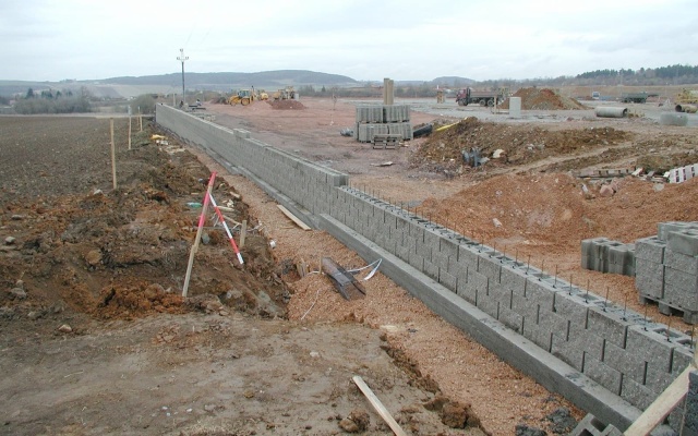 Mur oporowy centrum handlowego Olympia w Pilźnie