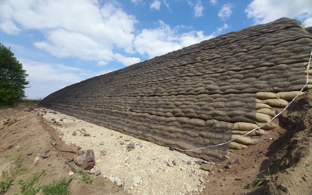 Strome zbocze na granicy działki – centrum technologiczne Švédské šance