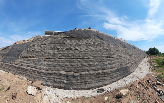 Strome zbocze na granicy działki – centrum technologiczne Švédské šance