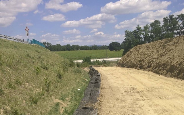 Terminál na R1 - Beladice, strome zbocze z gruntu zbrojonego